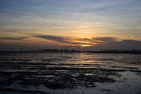 Téléchargez les photos : Contexte Silhouette Soirée Coucher de soleil sur la mer boueuse en Thaïlande - en image libre de droit