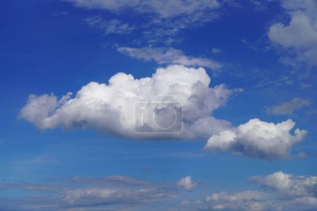 Foto de Dos nubes en el cielo azul - Imagen libre de derechos
