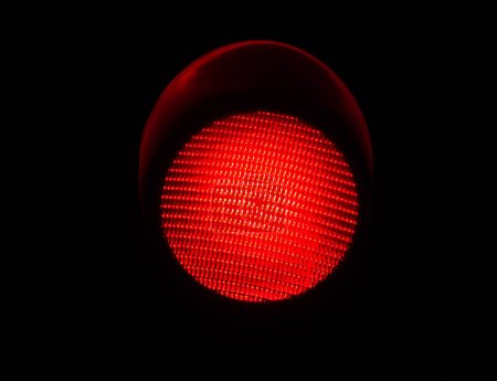 semáforo rojo led aislado por un fondo negro
