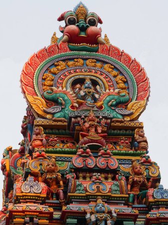 Téléchargez les photos : Le temple hindou coloré à Bangkok, Thaïlande, 5 février 2023. - en image libre de droit
