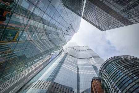 Téléchargez les photos : Looking up corporate skyscrapers in Londons financial district. - en image libre de droit