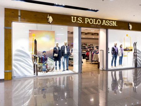 Foto de Yerevan, Armenia - 17 December 2022: US Polo ASSN store in mall. US Polo ASSN brand. Since 1890, it belongs to USPA Properties - Imagen libre de derechos