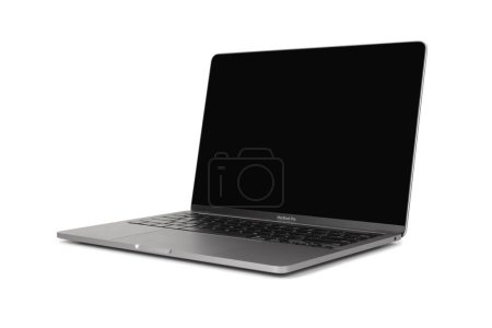 Téléchargez les photos : Erevan, Arménie - 6 mai 2023 : Plan studio d'un MacBook Pro MacBook Pro Retina est un ordinateur portable développé par Apple Inc. - en image libre de droit