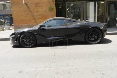 Téléchargez les photos : Erevan, Arménie 05 juin 2023 : McLaren 720S L'hypercar Spider est garé dans la rue - en image libre de droit