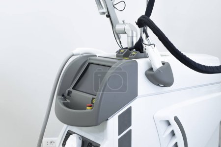 Téléchargez les photos : Gros plan de la machine laser de médecine esthétique pour les soins de la peau et le traitement anti-vieillissement dans le dispositif de salon de beauté - en image libre de droit
