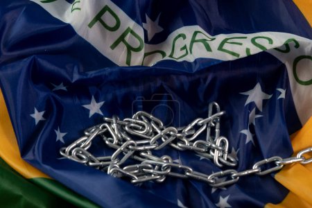 Téléchargez les photos : Chaîne et drapeau brésilien symbolisant l'esclavage dans le pays, vue supérieure - en image libre de droit