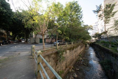 Foto de Río, Brasil - 05 de julio de 2022: vista del río Maracana que está parcialmente canalizado con árboles a su alrededor en el barrio de Tijuca - Imagen libre de derechos