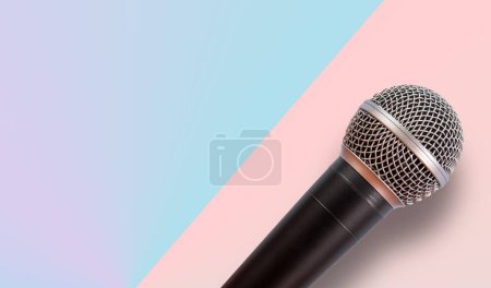 Téléchargez les photos : Microphone directionnel isolé sur fond coloré avec espace de copie - en image libre de droit
