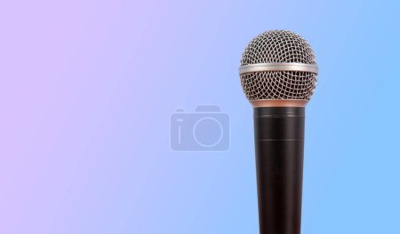 Téléchargez les photos : Microphone directionnel isolé sur fond coloré avec espace de copie - en image libre de droit