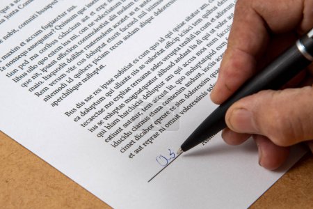 signature du document imprimé montrant un stylo à main et à bille.