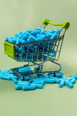 blaue Medikamentenkapsel im Warenkorb als Symbol für den Medikamentenkauf