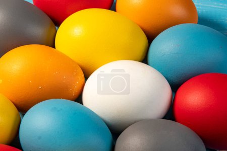 Eier in verschiedenen Farben bemalt, um das christliche Osterfest zu symbolisieren