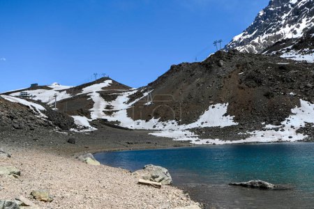 Laguna del Inca est un lac de la région de la Cordillère, au Chili, près de la frontière avec l'Argentine. Le lac est dans la région de Portillo : paysage incroyable, ciel bleu, reflet de l'eau, en été