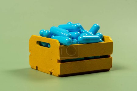 cápsula de medicamento azul en caja de entrega amarilla