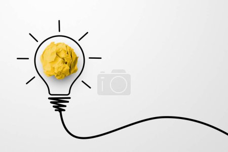 Ideas de pensamiento creativo y concepto de innovación. Pelota de chatarra de papel color amarillo con símbolo de bombilla sobre fondo blanco