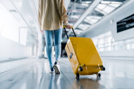 Foto de Terminal del aeropuerto internacional. Asiática hermosa mujer con equipaje y caminar en el aeropuerto - Imagen libre de derechos