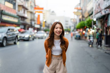 Joven mujer asiática viajera. Viajero de belleza mujer en el estilo de vida de la ciudad chinatown mercado de alimentos callejeros Bangkok, Tailandia