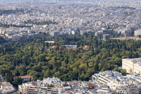 Téléchargez les photos : Athènes, Grèce - 18 octobre 2022 : Vue aérienne de la ville depuis le mont Lycabettus avec Zappeion dans les jardins nationaux. Peak est le point le plus élevé du centre d'Athènes - en image libre de droit