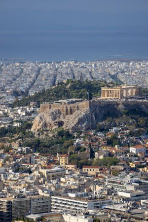Téléchargez les photos : Athènes, Grèce - 18 octobre 2022 : Vue aérienne de la ville depuis le mont Lycabettus par une journée ensoleillée. Dans la colline éloignée de l'Acropole d'Athènes - en image libre de droit