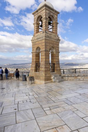 Téléchargez les photos : Athènes, Grèce - 18 octobre 2022 : Pont d'observation au sommet du mont Lycabettus avec clocher de la chapelle Saint-Georges, vue aérienne de la ville. Peak est le point le plus élevé du centre d'Athènes - en image libre de droit