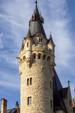 Foto de Moszna, Opole, Polonia - 12 de noviembre de 2022: Castillo de Moszna del siglo XVII, castillo histórico y residencia ubicada en un pequeño pueblo, uno de los monumentos más conocidos en la parte occidental de la Alta Silesia - Imagen libre de derechos
