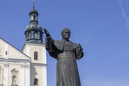 Photo for Kalwaria Zebrzydowska, Poland - August 18, 2022: Sculpture of Pope John Paul II on Paradise Square in front of 17th century Basilica of Our Lady of the Angels - Royalty Free Image