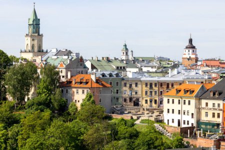 Foto de Lublin, Poland - May 23, 2022: Aerial view of Old Parish Square with remains of medieval St Michael the Archangel church and Trinitarian Tower - Imagen libre de derechos