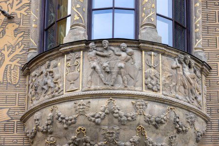 Téléchargez les photos : Brno, République tchèque - 5 mars 2023 : Maison des Seigneurs de Linden (Palais Schwanz) façade de la Renaissance Maison bourgeoise avec relief décoratif - en image libre de droit