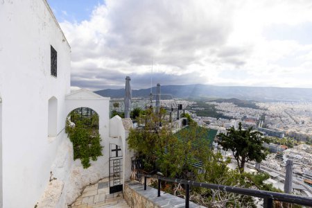 Téléchargez les photos : Chapelle Saint-Georges au sommet du mont Lycabettus, Athènes, Grèce, panorama de la ville au loin. Peak est le point le plus élevé du centre d'Athènes - en image libre de droit