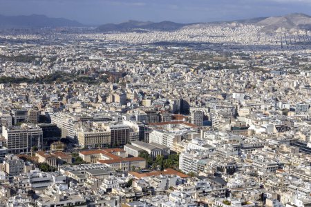 Téléchargez les photos : Athènes, Grèce - 18 octobre 2022 : Vue aérienne depuis le mont Lycabettus de la ville avec le principal remblayage de l'Université nationale et Kapodistrienne d'Athènes, la plus ancienne université du pays - en image libre de droit