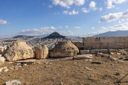 Malerischer Blick vom Akropolis-Hügel auf den Lykabettus und die Skyline der Stadt an einem sonnigen Tag, Athen, Griechenland. 