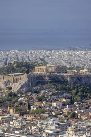 Téléchargez les photos : Athènes, Grèce - 18 octobre 2022 : Vue aérienne de la ville depuis le mont Lycabettus par une journée ensoleillée. Dans la colline éloignée de l'Acropole d'Athènes - en image libre de droit