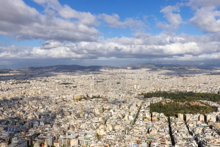 Téléchargez les photos : Athènes, Grèce - 18 octobre 2022 : Vue aérienne de la ville depuis le mont Lycabettus par une journée ensoleillée. Peak est le point le plus élevé du centre d'Athènes - en image libre de droit