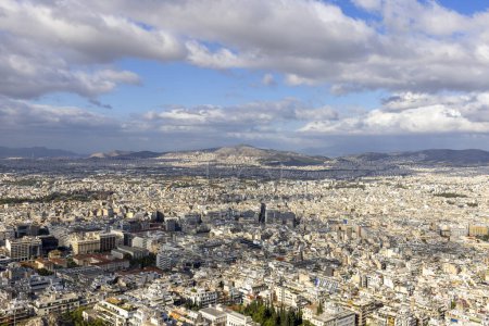 Téléchargez les photos : Athènes, Grèce - 18 octobre 2022 : Vue aérienne de la ville depuis le mont Lycabettus par une journée ensoleillée. Peak est le point le plus élevé du centre d'Athènes - en image libre de droit