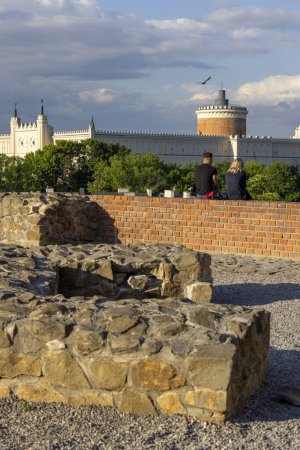 Foto de Lublin, Polonia - 23 de mayo de 2022: Restos de la iglesia medieval de San Miguel Arcángel en la antigua plaza parroquial. En el fondo Lublin Castillo - Imagen libre de derechos