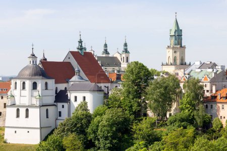 Foto de Vista aérea de la ciudad con Monasterio de los Padres Dominicos, Catedral de San Juan Bautista y Torre Trinitaria, Lublin, Polonia - Imagen libre de derechos