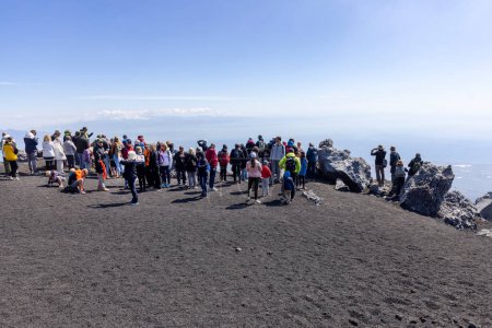 Foto de Monte Etna, Sicilia, Italia - 27 de abril de 2023: Turistas en Torre del Filosofo, famoso mirador en la ladera del volcán Monte Etna. Es estratovolcán activo, el cono volcánico más alto y más grande de Europa - Imagen libre de derechos