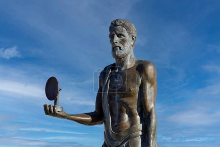 Syrakus, Sizilien, Italien - 29. April 2023: Statue des Archimedes, eines klassischen griechischen Mathematikers, Physikers und Ingenieurs, auf der Insel Ortygia auf dem Platz neben der Umberto-I-Brücke