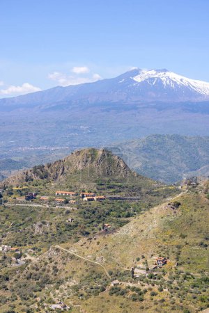 Foto de Vista del volcán Etna desde el camino histórico de los sarracenos (Sentiero dei Saraceni) en las montañas entre Taormina y Castelmola, a lo largo de la ladera de Monte Tauro, Sicilia; Italia - Imagen libre de derechos