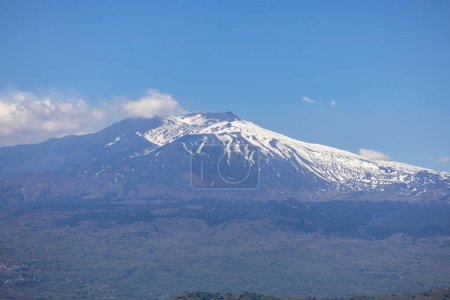 Foto de Vista del volcán Etna desde el camino histórico de los sarracenos (Sentiero dei Saraceni) en las montañas entre Taormina y Castelmola, a lo largo de la ladera de Monte Tauro, Sicilia; Italia - Imagen libre de derechos