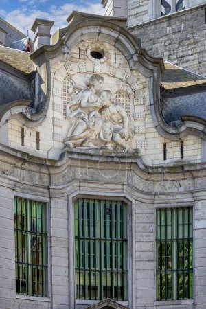 Foto de Gante, Bélgica - 19 de mayo de 2023: anexo del siglo XVIII llamado Mammelokker al campanario de Gante (Belfort van Gent) con escultura de la caridad romana en la parte superior - Imagen libre de derechos