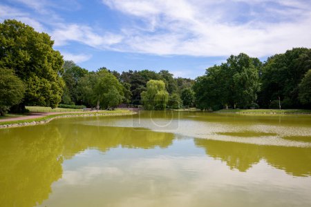 Foto de Slottsparken, extensas áreas verdes con gran lago en el centro de la ciudad, Malmo, Suecia. Parque fue establecido en 1897, es un lugar de vacaciones popular para los lugareños - Imagen libre de derechos