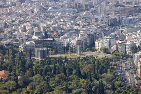 Téléchargez les photos : Athènes, Grèce - 18 octobre 2022 : Vue aérienne de la ville depuis le mont Lycabettus. Reste après Temple de Zeus Olympien. - en image libre de droit