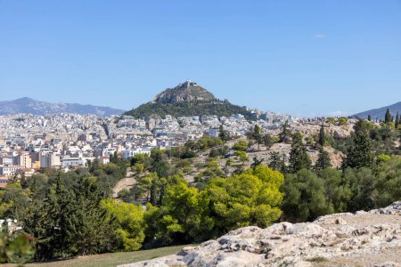 Téléchargez les photos : Vue depuis la colline Mouseion de la ville et le mont Lycabettus sur fond de ciel bleu, Athènes, Grèce - en image libre de droit