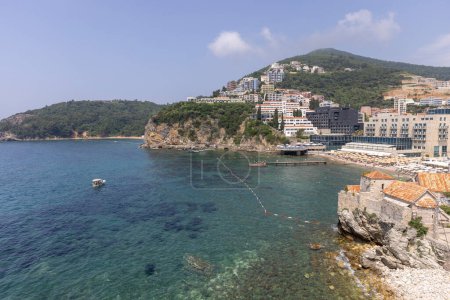 Foto de Budva, Montenegro - 28 de junio de 2023: Vista desde la ciudadela de la playa junto al mar Adriático con Ricardova Glava Beach ubicada en las murallas de la ciudad - Imagen libre de derechos