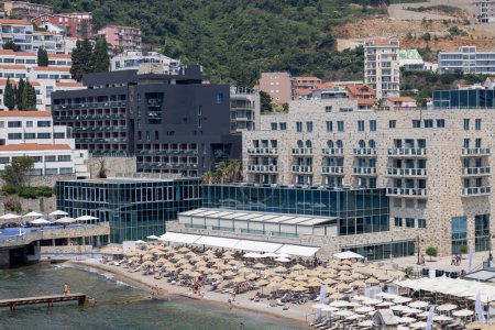 Foto de Budva, Montenegro - 28 de junio de 2023: Vista aérea desde la ciudadela de la playa junto al mar Adriático con Ricardova Glava Beach ubicada en las murallas de la ciudad - Imagen libre de derechos