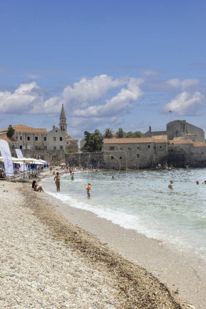 Foto de Budva, Montenegro - 28 de junio de 2023: Ricardova Glava Beach by Adriatic Sea located at the City Walls - Imagen libre de derechos