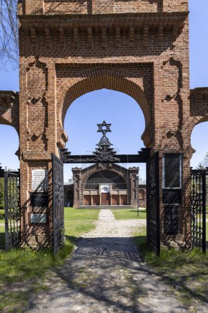 Foto de Lodz, Polonia - 4 de mayo de 2023: Casa funeraria de ladrillo rojo (The Beit Tahara) frente al cementerio judío de Lodz. Estrella de David en la fachada y en la puerta interna - Imagen libre de derechos