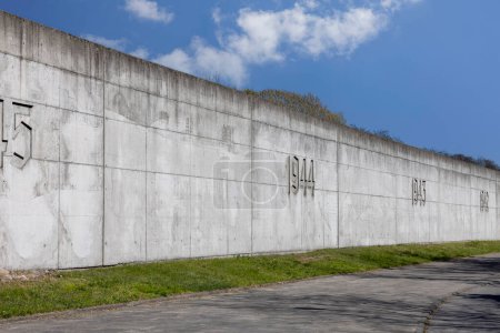 Foto de Lodz, Polonia - 4 de mayo de 2023: Estación de tren de Radegast, lugar de deportación de judíos a campos de concentración nazis alemanes. Callejón del Recuerdo de las Víctimas del gueto de Lodz (Gueto de Litzmannstadt) - Imagen libre de derechos