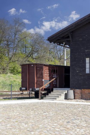 Foto de Lodz, Polonia - 4 de mayo de 2023: Estación de tren de Radegast, lugar conmemorativo de los judíos deportados a los campos de concentración nazis alemanes desde el gueto de Lodz (Gueto de Litzmannstadt) - Imagen libre de derechos